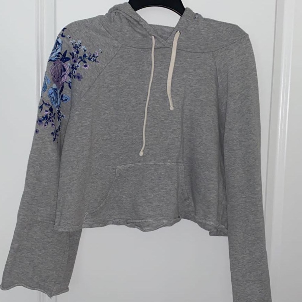 Floral grey cropped hoodie!